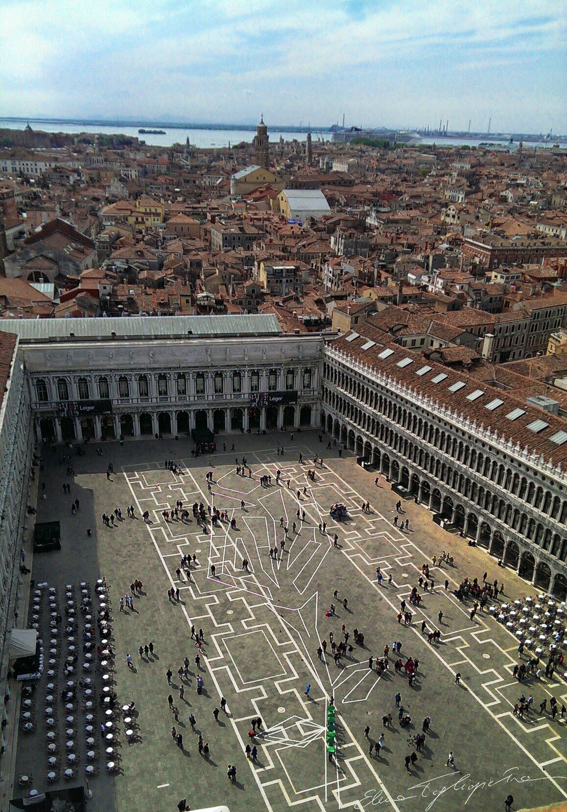 Ecco il disegno che Elena Tagliapietra ha creato per la piazza più bella del mondo, per parlare della sua tradizione più romantica , con una performance che coinvolgerà 1200 veneziani il 25 aprile 2014